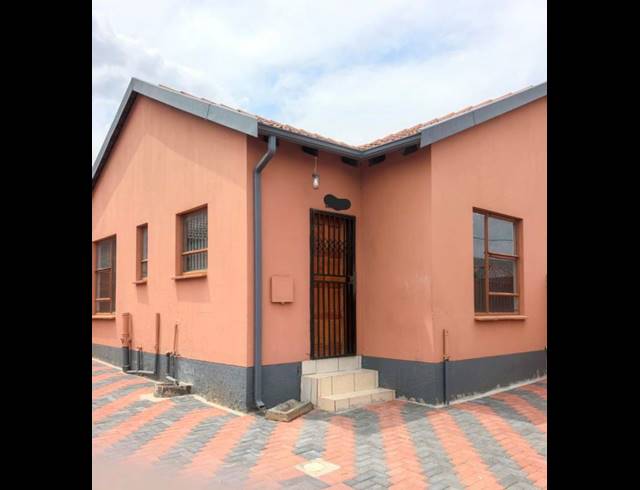 2 BEDROOM PROPERTY TO RENT IN FLEURHOF